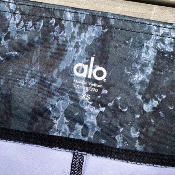 Alo Airbrush Capri Leggings - Picture 6 of 9